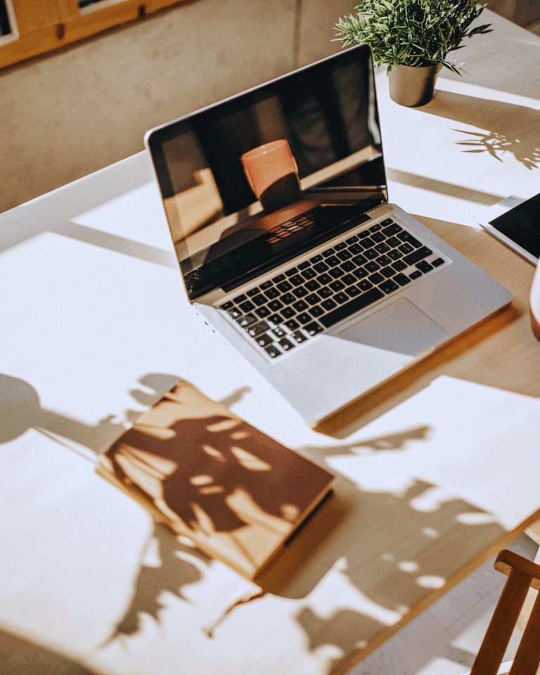 Organizacja biura w domu – praktyczne pomysły na wygodną i estetyczną przestrzeń do pracy